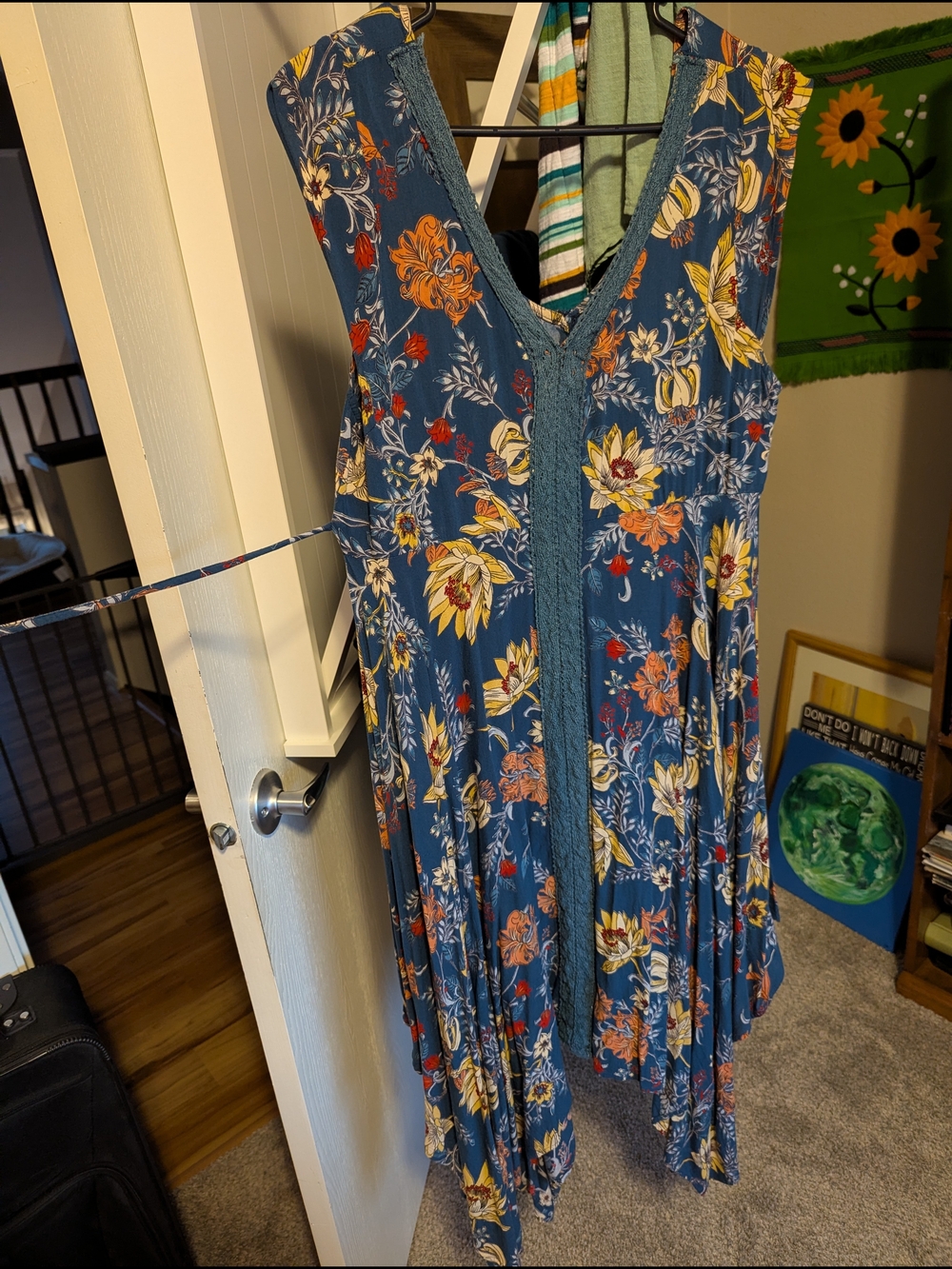 Women’s Blue Floral V-Neck Sleeveless Dress